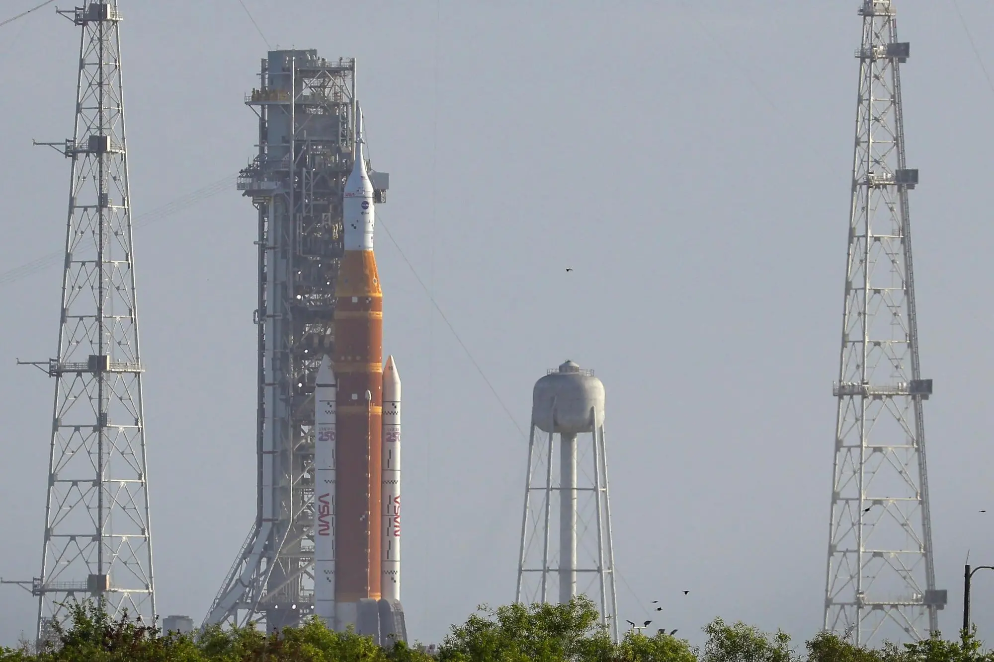 Artemis II, tutto pronto per il lancio al Kennedy Space Center (foto Ansa/Epa)