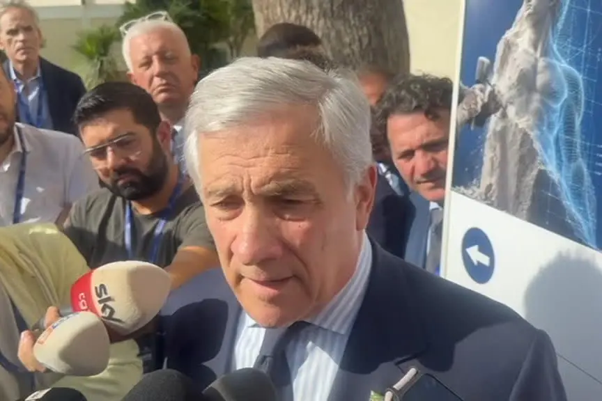 Manovra, Tajani: sì contributo banche, ma senza aggressioni o minacce