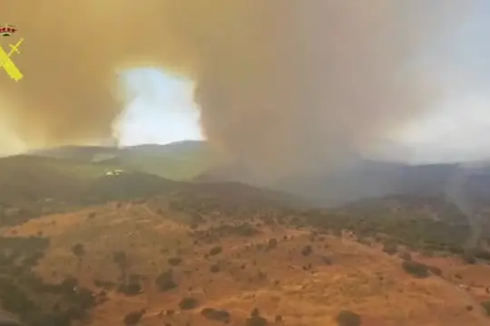 Le immagini aeree dell'enorme incendio in Spagna