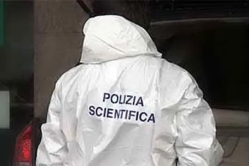 La Polizia Scientifica (archivio L'Unione Sarda)