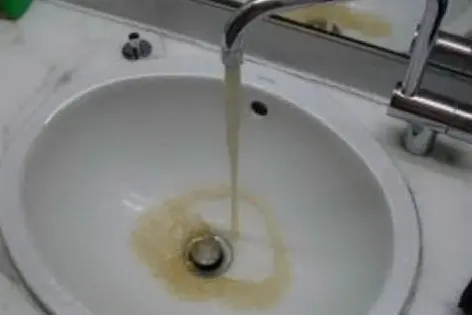 L'acqua giallastra che sgorga dai rubinetti a Macomer