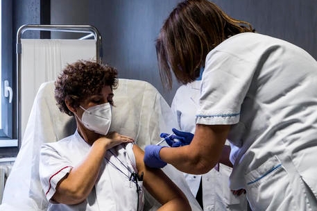 Healthcare workers during the operations of the first to be vaccinated against COVID-19 with a dose of the Pfizer-BioNTech vaccine at the Umberto I Hospital in Rome, Italy, 28 December 2020. ANSA/ANGELO CARCONI