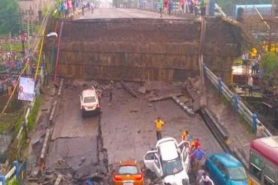 India, crolla un ponte a Calcutta: diversi feriti