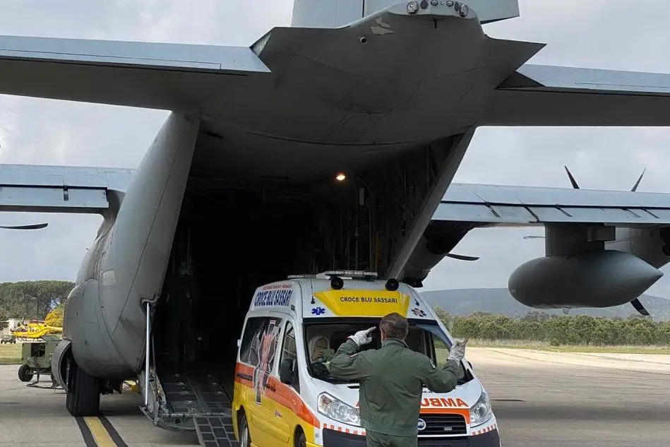 L'imbarco della piccola paziente (Foto Aeronautica militare)