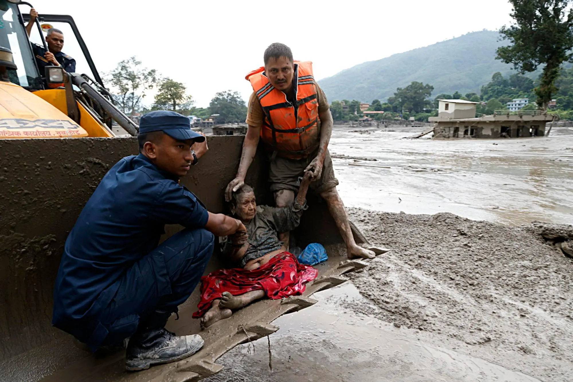 Soccorritori al lavoro nelle zone colpite dall'alluvione (foto Ansa/Epa)