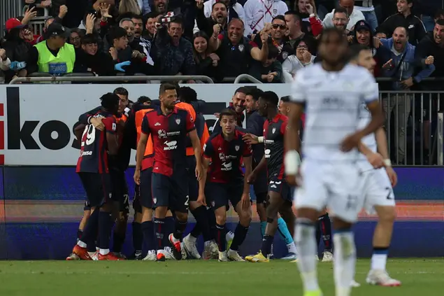Il Cagliari esulta dopo il gol vittoria di Viola (Ansa)