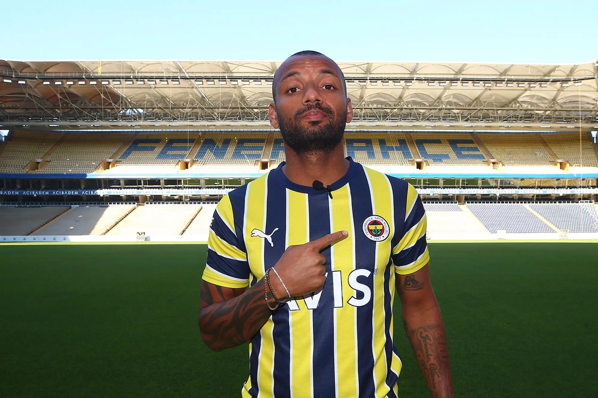 Joao Pedro mit dem neuen Trikot (von der Fenerbahçe-Website)