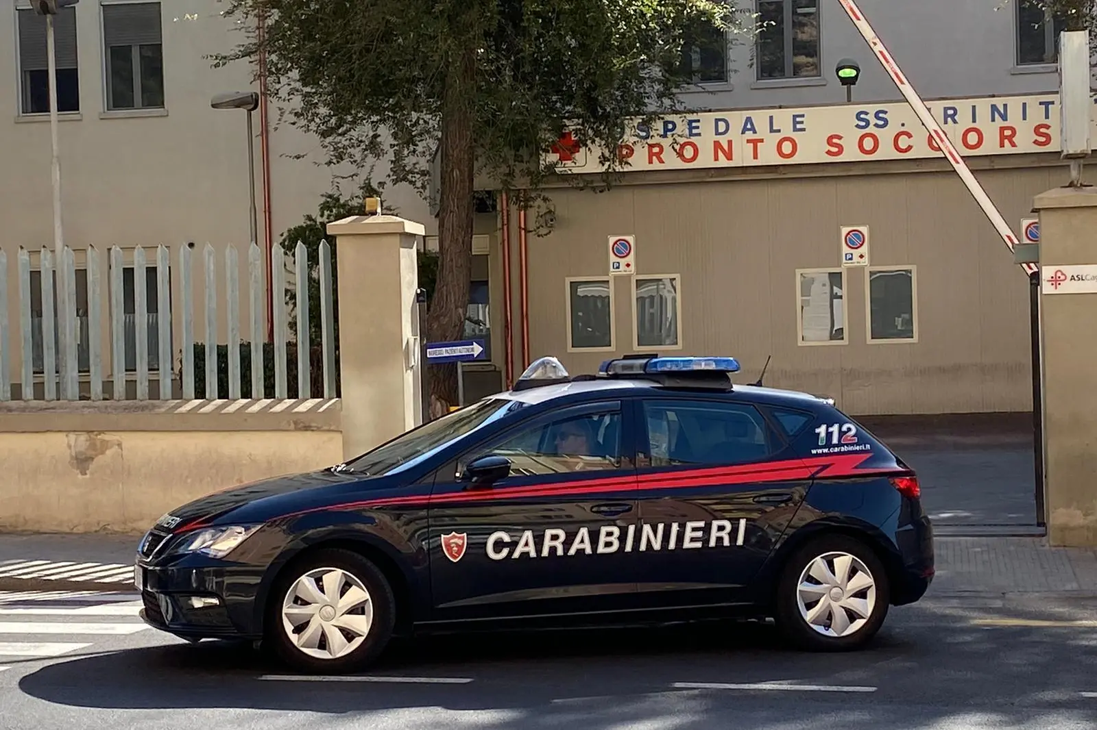 Una pattuglia dei carabinieri davanti al pronto soccorso del Santissima Trinità