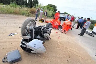 La moto ribaltata dopo l'incidente