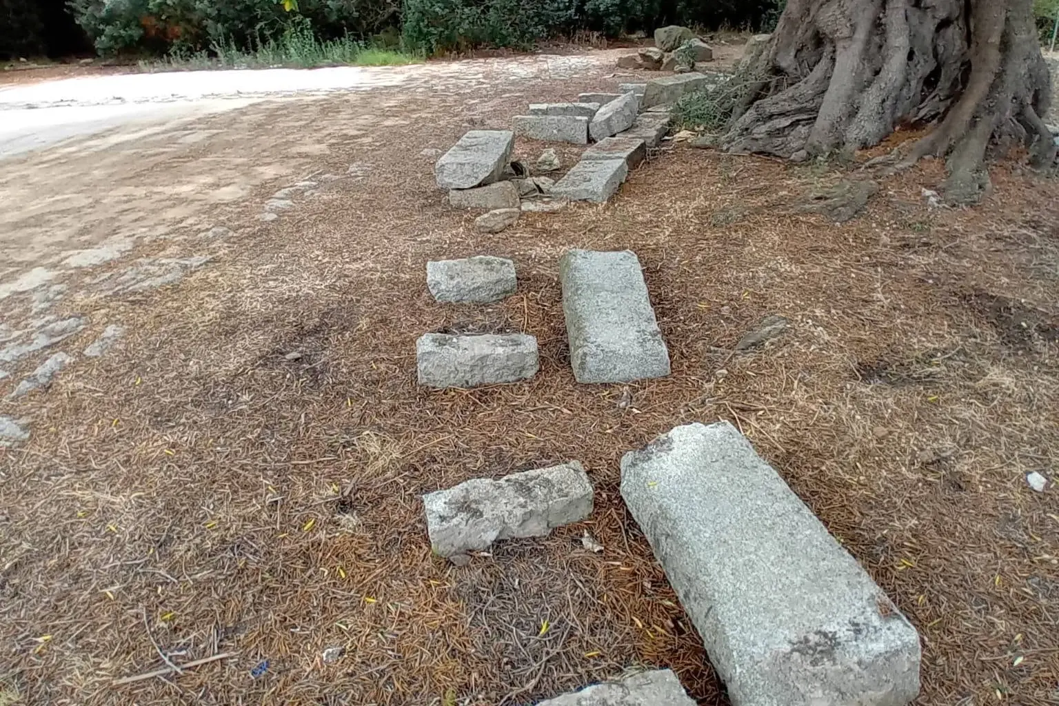 Santa Teresa Gallura, panchine di granito divelte (foto parroco chiesa Buoncammino)