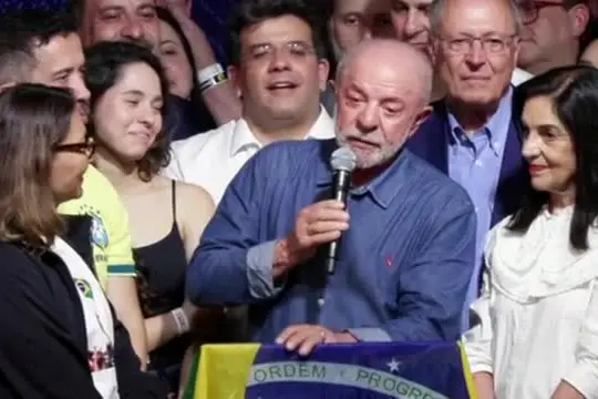 Brasile, Lula vince in rimonta, Flavio Bolsonaro contesta il voto