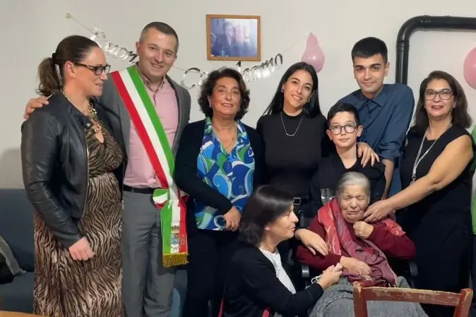 Assuntina Piras con i familiari e gli amministratori comunali (foto Secci)