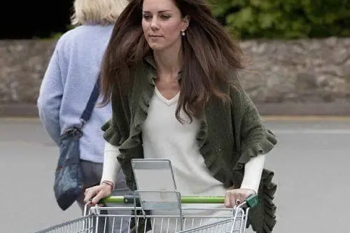 Kate spinge il carrello al supermercato