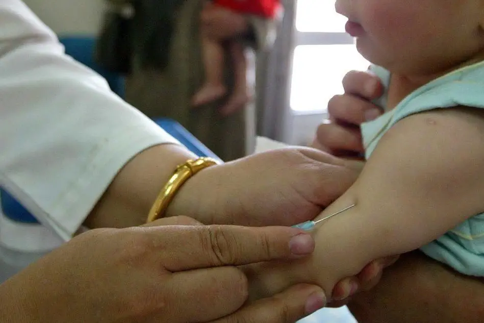 Un bambino sottoposto alla vaccinazione
