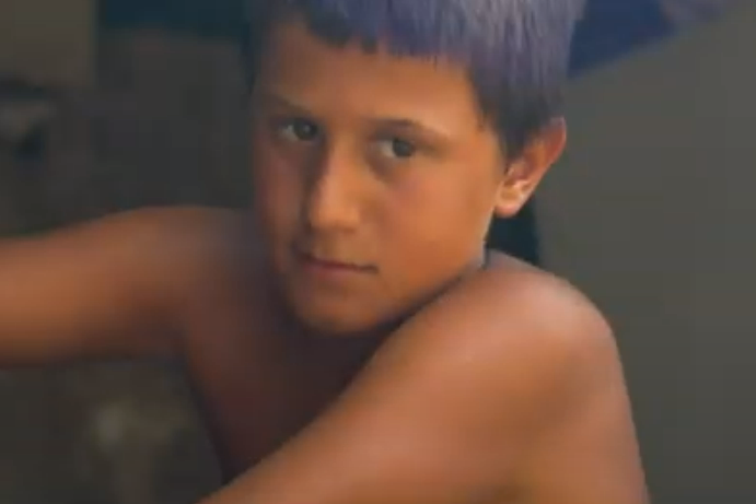 Il giovane protagonista del cortometraggio di Massimilano Nocco (foto da frame video)