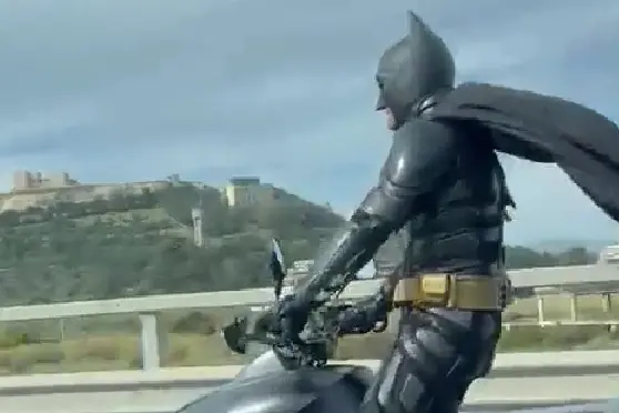 Un frame del video virale su TikTok, con Batman sull'Asse Mediano