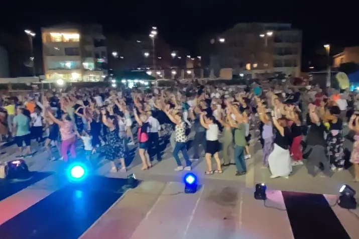 Balli nella piazza Eroi dell'Onda (foto L'Unione Sarda - Pala)