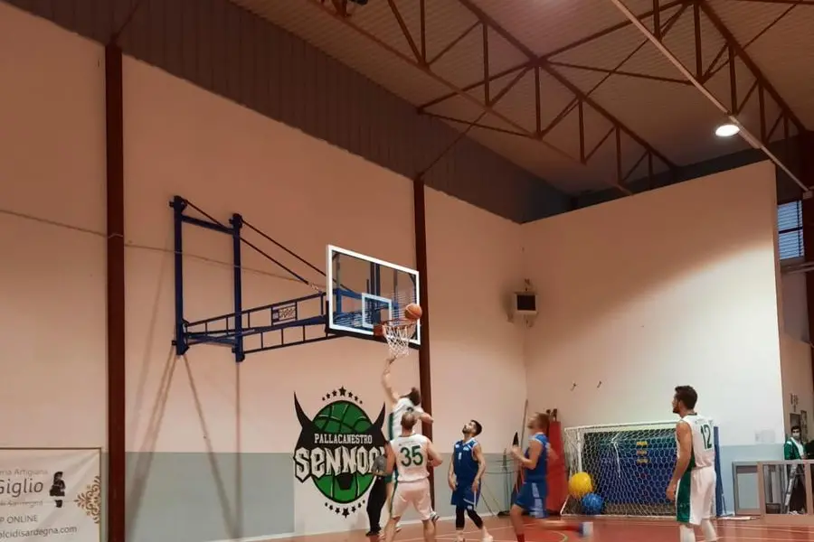 Un'azione d'attacco del Sennori (foto concessa dalla Pallacanestro Sennori)
