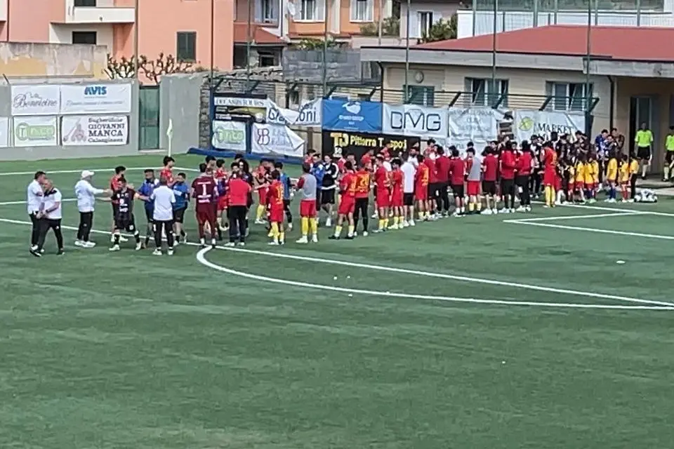 Il trionfale ingresso in campo dei giocatori dell'Ossese, neo promossa in Serie D (foto G. Pischedda)