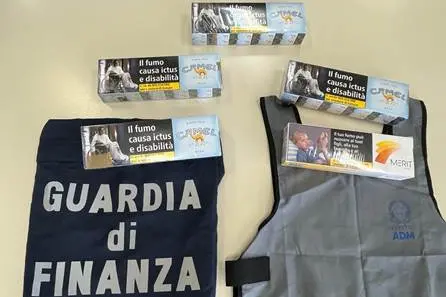 Sbarcano a Olbia con 1.000 sigarette di contrabbando nei bagagli: multati (foto @AdM-Guardia di Finanza)