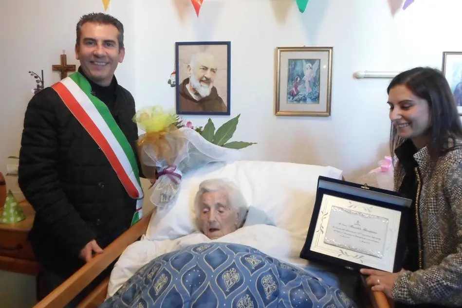 Peppina Massidda con il sindaco e il vicesindaco