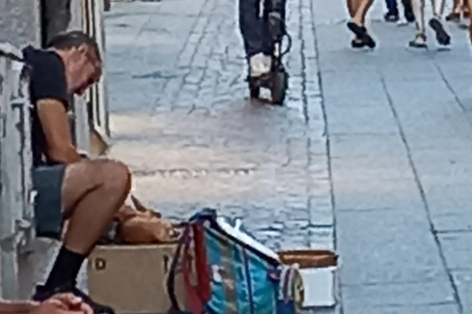 Congiu con il suo cagnolino in via Manno  (L'Unione Sarda)