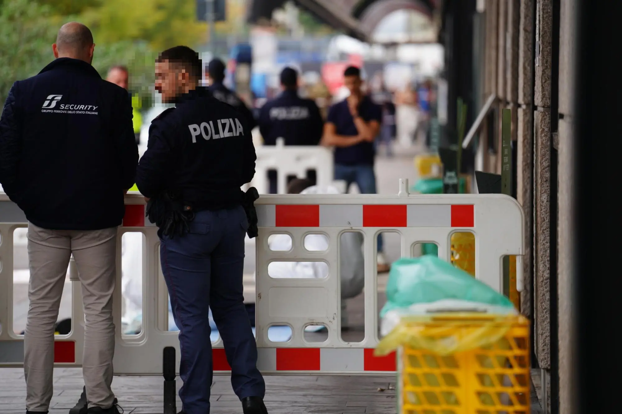 Agenti davanti alla stazione di Verona (Ansa)