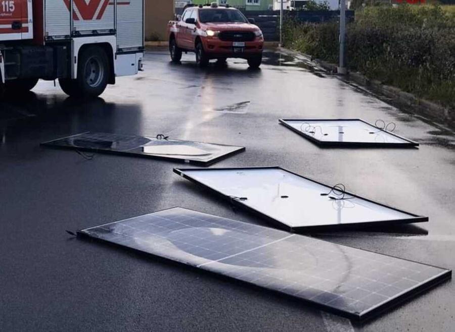 Il vento spazza via dodici pannelli fotovoltaici