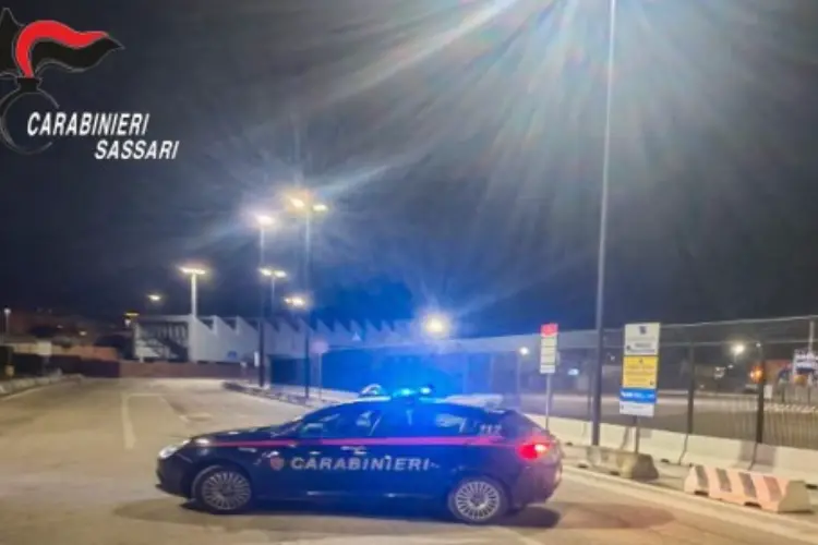 I carabinieri nello scalo marittimo di Porto Torres (foto carabinieri)
