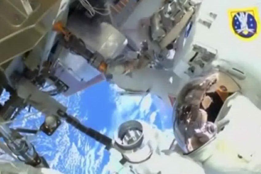 Astronauti riparano una parte esterna della Iss