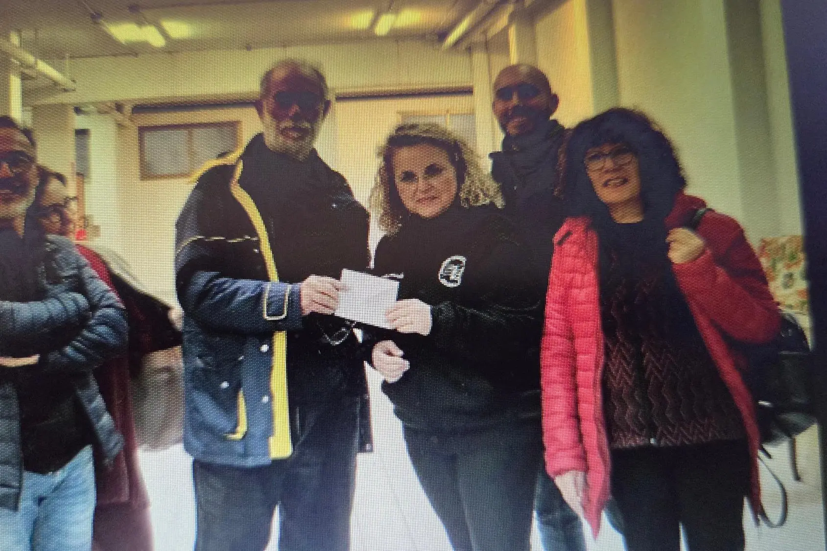 I locali di via Irlanda con alcuni rappresentanti delle associazioni