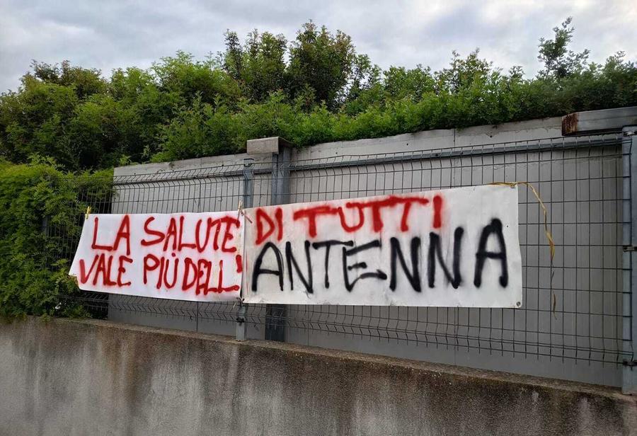 Antenna 5G installata tra le proteste