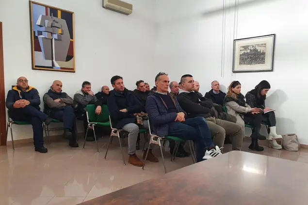 Gli operai della Tossilo in assemblea