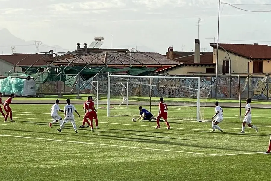 Emiliano Manfredi, portiere del Guspini, si oppone a un tiro di Filippo Ghiani, attaccante del Monastir (foto Riccardo Spignesi)