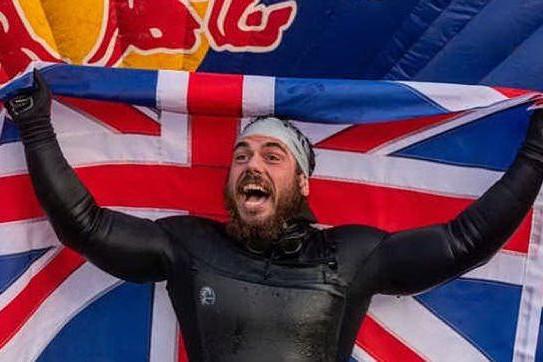Ross, in 157 giorni circumnaviga la Gran Bretagna a nuoto