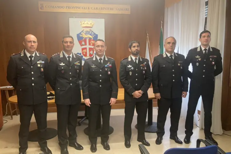 I nuovi ufficiali dei carabinieri dei reparti della provincia con il comandante provinciale Maione (foto Pala)