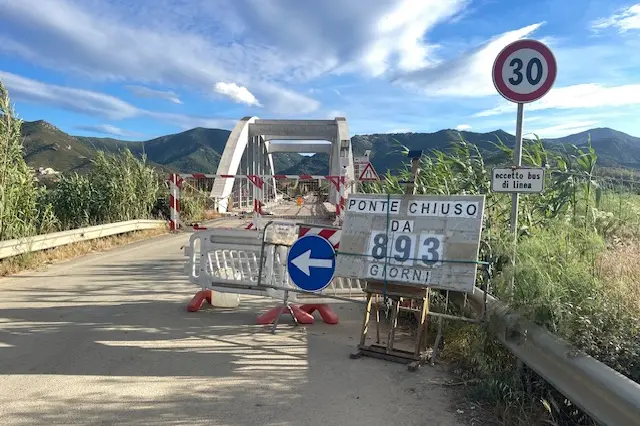 Il contatore dei giorni di chiusura collocato sul ponte a Villaputzu
