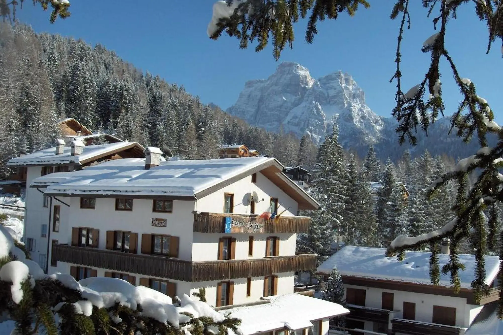 Una veduta esterna dell'Hotel Garni Ongaro, struttura ricettiva di Selva di Cadore (Belluno), in una foto tratta da Booking (Ansa)