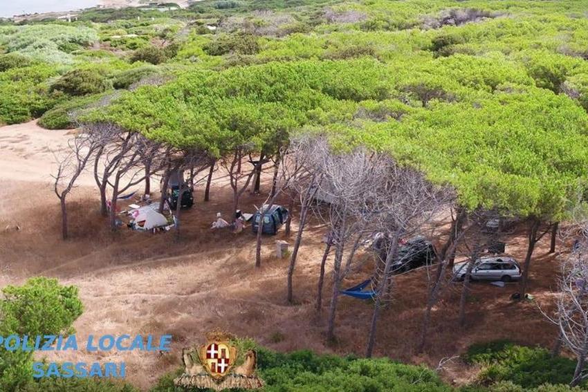 Il drone scova un campeggio abusivo in pineta: decine di multe a Sassari