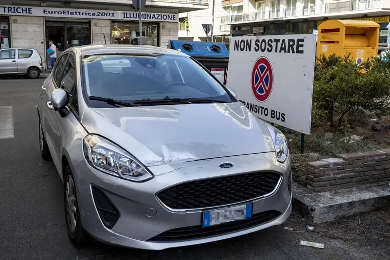Una berlina in sosta vietata (Ansa)