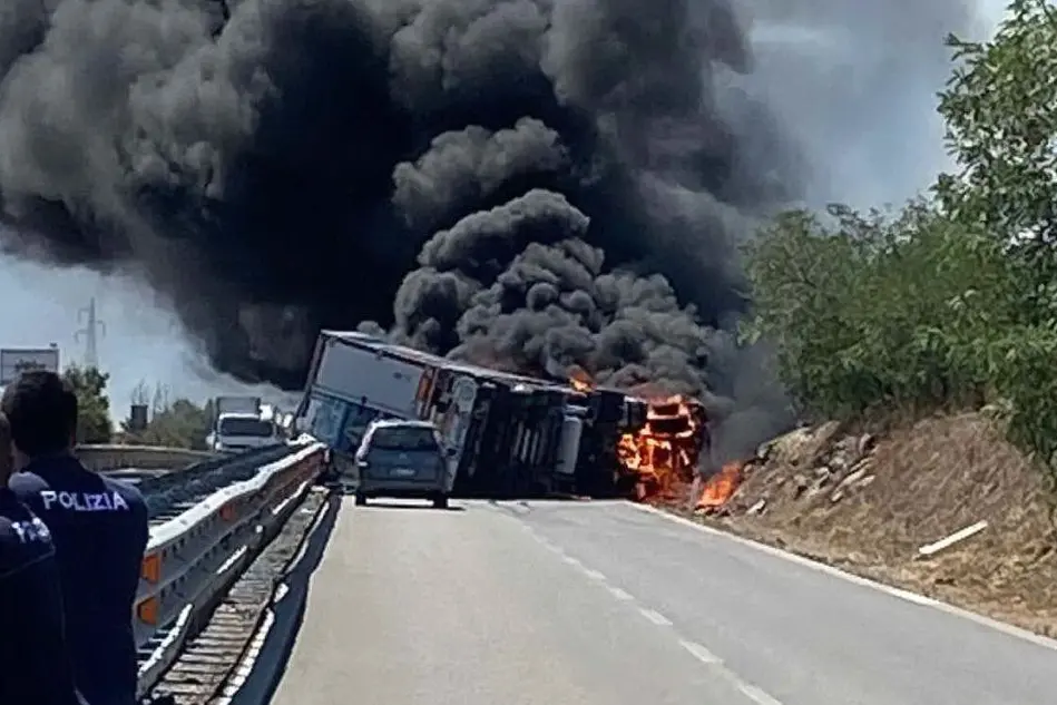 Il camion in fiamme (foto Ledda)