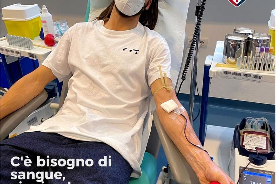 Un'immagine della campagna di raccolta sangue con il calciatore rossoblù Leonardo Pavoletti (Foto Avis)