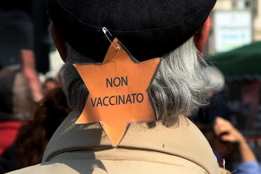 Un presidio No Vax in piazza Duomo a Milano (Ansa - Salmoirago)