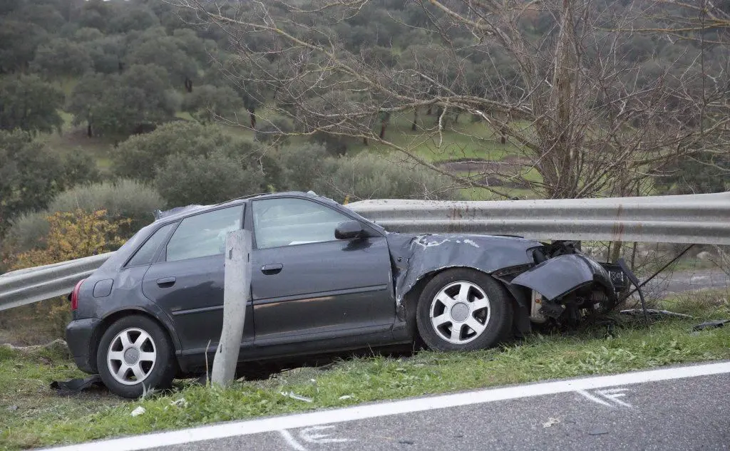 Il guard-rail si è infilato come una lama nell'auto (foto Pintus)