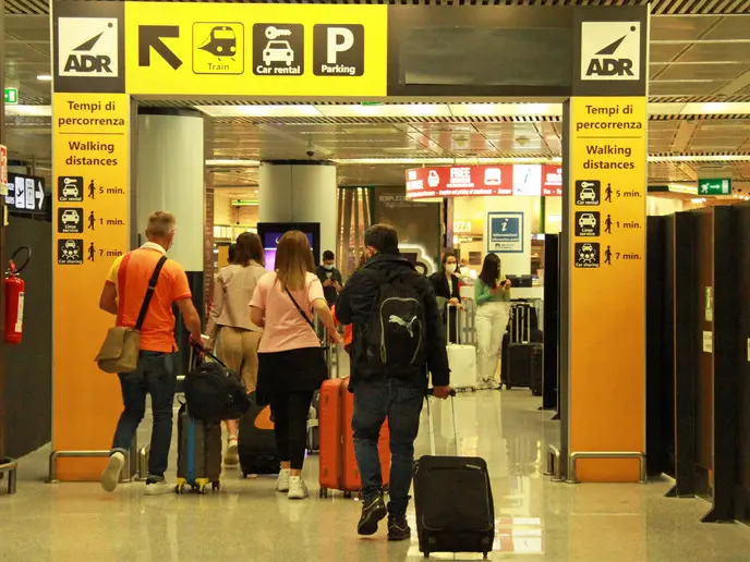 Passeggeri nello scalo di Roma Fiumicino (Ansa)