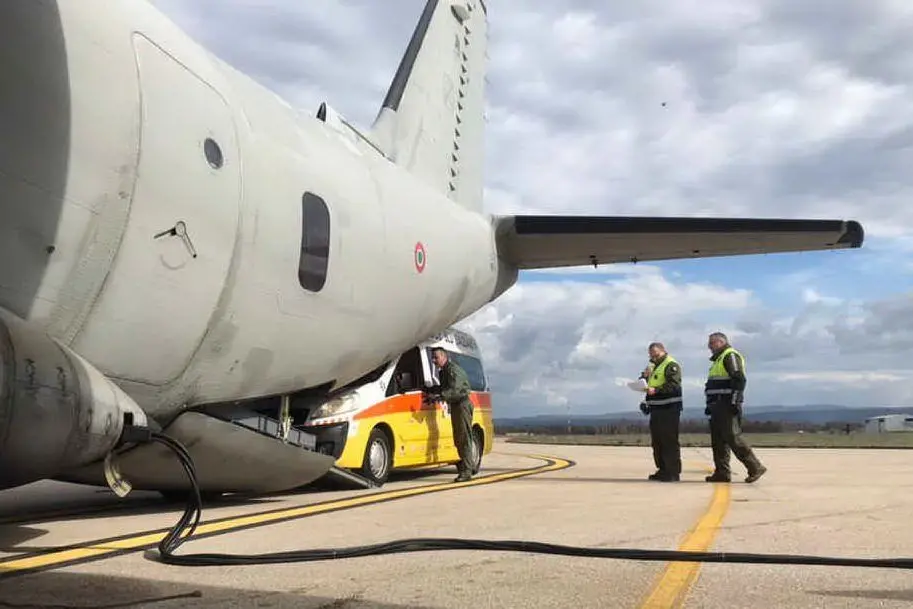 L'ambulanza viene caricata a bordo del velivolo (foto Aeronautica militare)