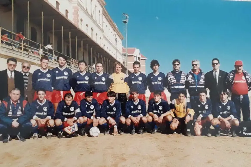 La squadra Maddalena a inizio anni 90. Guido Pocobelli è il terzo in alto da destra (foto concessa dalla famiglia)