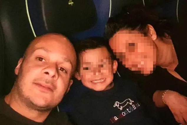Davide Paitoni con il figlio e la ex moglie (foto Facebook)