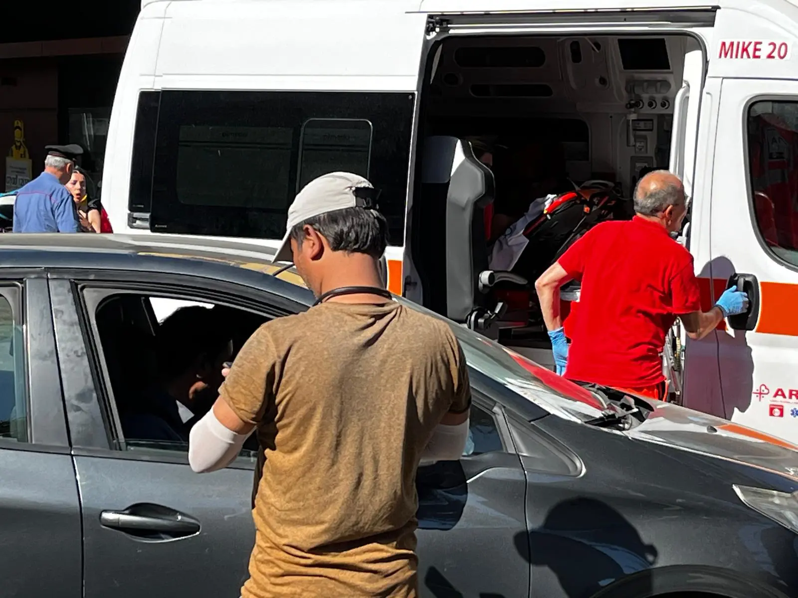 Il ferito a bordo dell'ambulanza (Foto: Almiento)