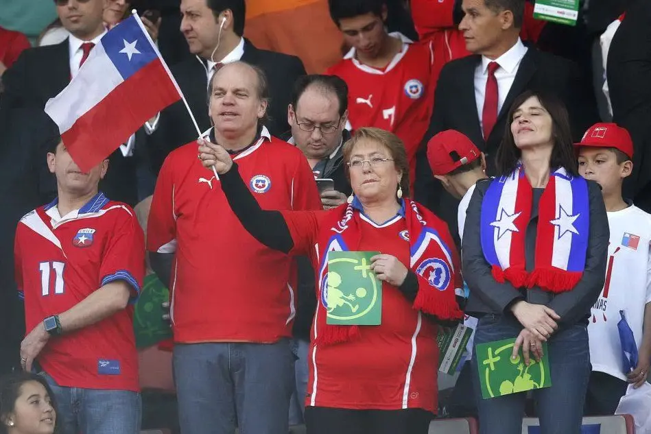 Finale di Coppa America, il tifo della presidentessa cilena Bachelet